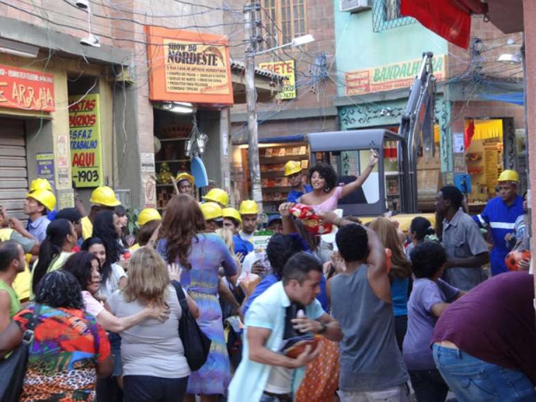 Em 'Aquele Beijo', de 2011, Sarita (Sheron Menezes) liderou o movimento contra a destruição de casas da favela