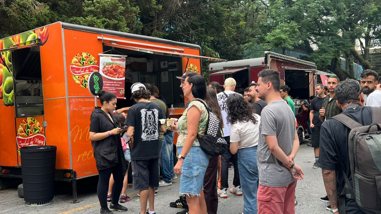 Há dezenas de opções de lanches para quem acompanha o evento no Ginásio do Ibirapuera