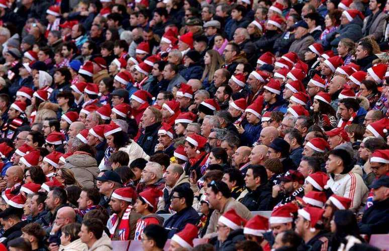 Los aficionados del Atlético recibieron gorros navideños. Miles de personas lo utilizaron durante el duelo con el Getafe.