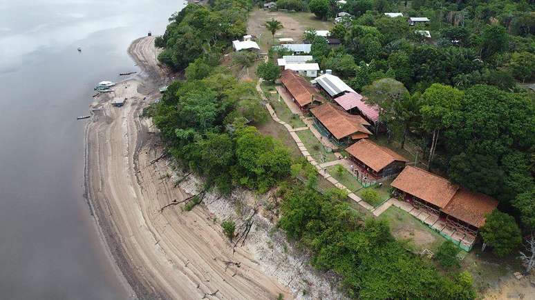 A transição de Brito, de madeireiro a guia turístico, envolveu muitas pessoas da comunidade ribeirinha de Tumbira, no Amazonas