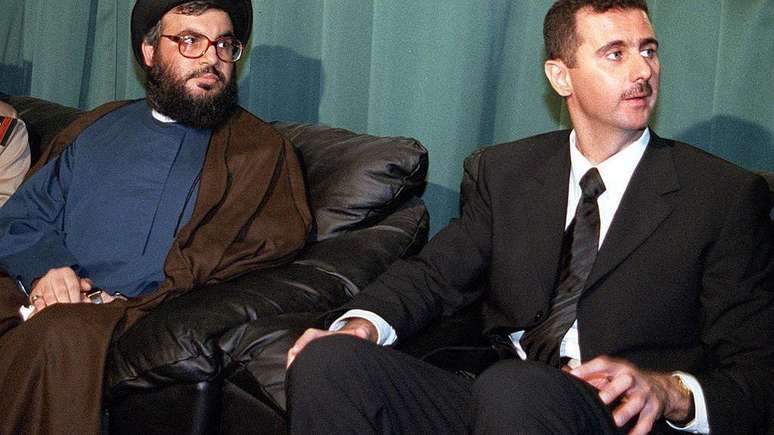 O falecido líder do Hezbollah, Hassan Nasrallah (esq.), visitou Bashar al-Assad em junho de 2000 para prestar condolências pela morte do seu pai, Hafez al-Assad