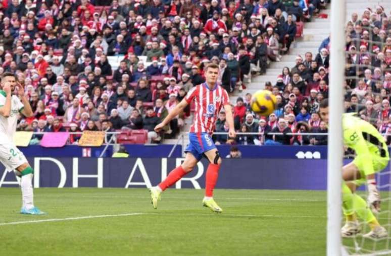 Torcedores do Atlético ganharam gorros de Natal. Milhares usaram durante o duelo com o Getafe.