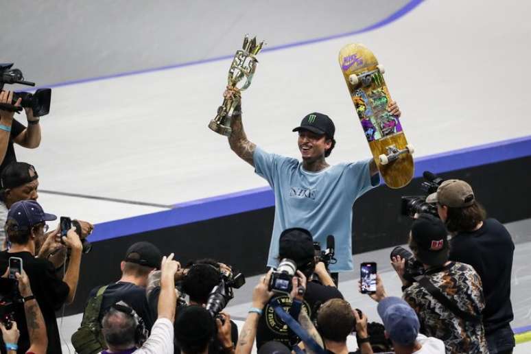 Nyjah Huston mostrou por que é uma lenda do skate. O americano de 30 anos deu show no Ginásio do Ibirapuera, em São Paulo. Recebeu altas notas e se consolidou como maior vencedor da SLS Super Crown, a decisão da Liga Mundial de Skate Street, com sete títulos.