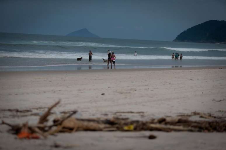 Banhistas tomam banho de mar na praia de Maresias, apesar de todo desastre que ocorreu no último domingo em São Sebastião.