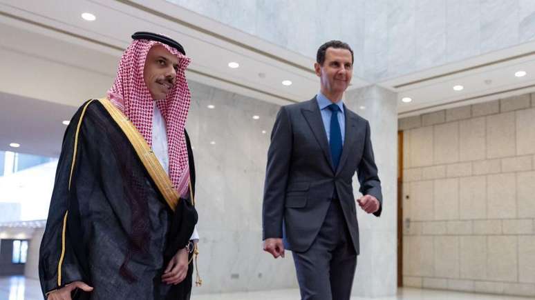 Faisal bin Farhan Al Saud, ministro das Relações Exteriores da Arábia Saudita, reunido com Bashar al-Assad em 18 de abril de 2023 em Damasco