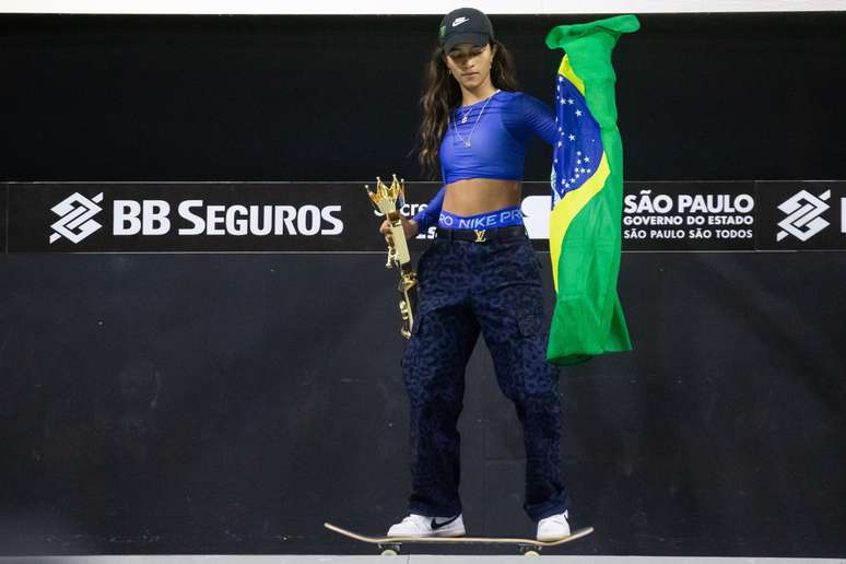 ‘Fadinha’ tri do SLS Super Crown: Rayssa Leal leva pista ‘abaixo’ com título conquistado na última manobra