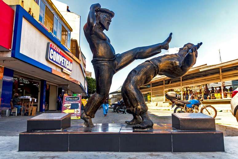 Estátua dos mestres Touro e Dentinho no Largo da Penha, instaladaboost casino online2021boost casino onlinehomenagem aos capoeiristas.