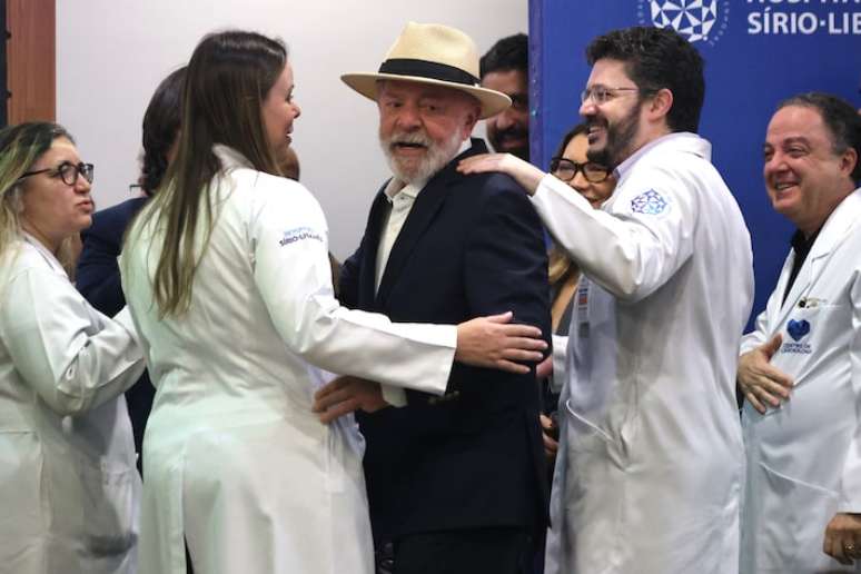 O presidente Lula ao deixar o hospital Sírio-Libanês após receber alta médica