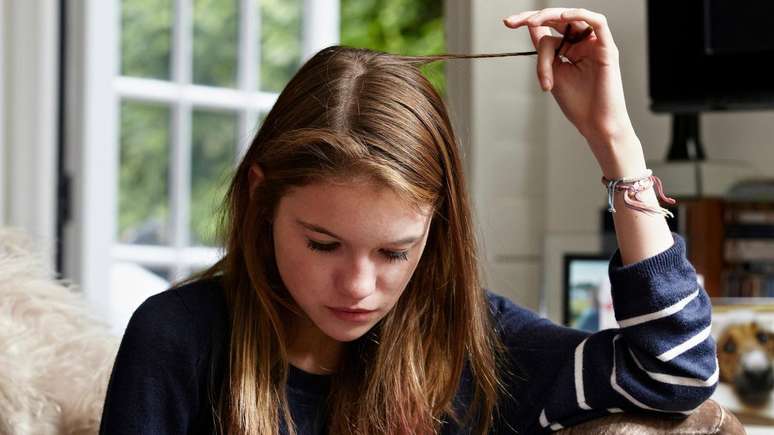 Ficar mexendo no cabelo pode ser angustiante de assistir se você tiver misocinesia