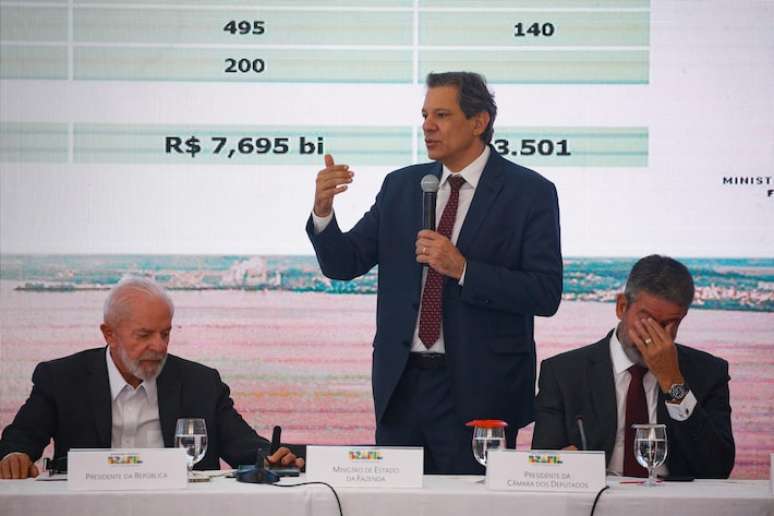 O presidente Lula no Rio Grande do Sul, no dia 9 de maio de 2024, com o ministro Fernando Haddad (Fazenda) e o presidente da Câmara, Arthur Lira (PP-AL).