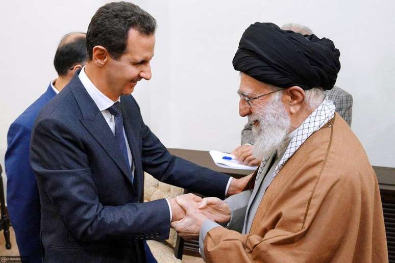 O ex-presidente da Síria, Bashar al-Assad, mantinha fortes laços com o líder supremo do Irã, o aiatolá Ali Khamenei