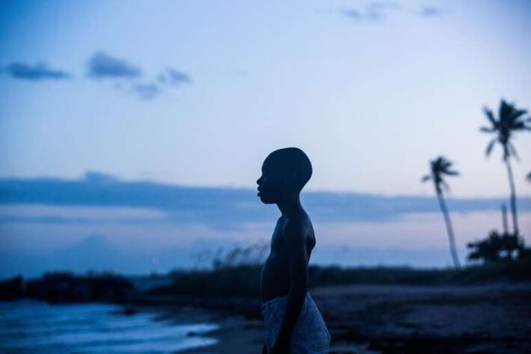 Em 'Moonlight', um jovem gay e negro tenta, desde a infância, lutar contra as dificuldades para encontrar seu verdadeiro lugar no mundo