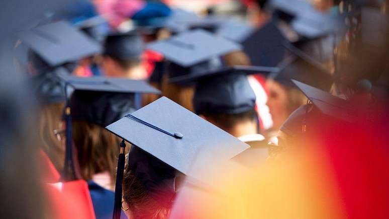 Desde janeiro, estudantes estrangeiros de pós-graduação em cursos não relacionados com pesquisa já não podem trazer seus familiares para o Reino Unido