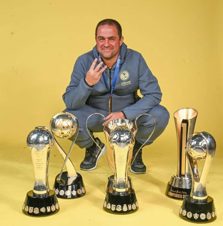 Andr&eacute; Jardine com os t&iacute;tulos conquistados pelo Am&eacute;rica &ndash;