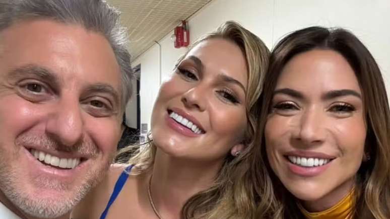 Patrícia Abravanel surpreende Lívia Andrade com presente no 'Melhores do Ano'