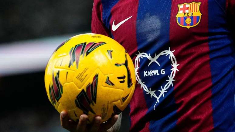 O Barcelona colocou o nome de Karol G na camisa do time no primeiro semestre de 2024