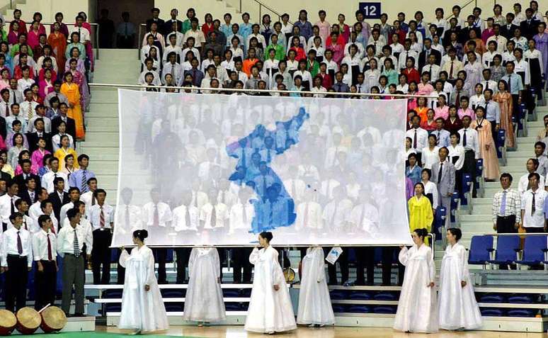 A Coreia do Norte exibia até recentemente a bandeira da reunificação, uma insígnia neutra da Península da Coreia desenhada na década de 1990