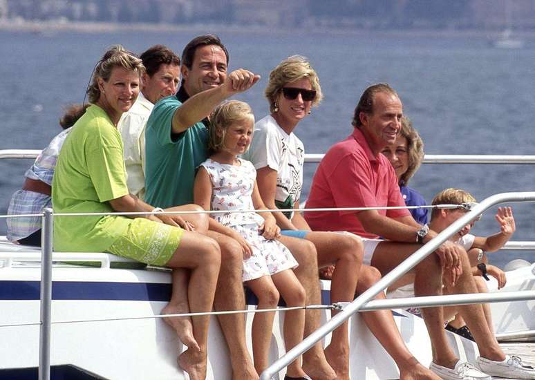 Embora não pudesse ir à Grécia com muita frequência, a família real grega foi vista com seus pares em ocasiões formais ou em férias, como este registro na Espanha, em que o rei e a rainha estão vestidos de verde, ao lado da princesa Diana, em 1990