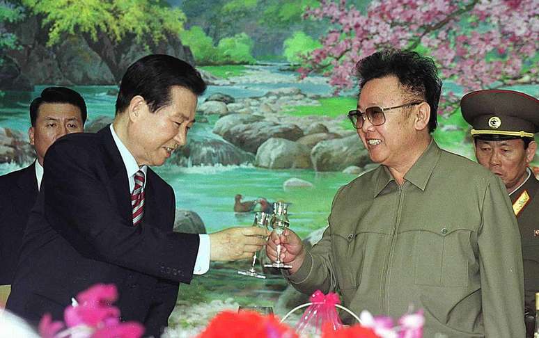 Os então líderes da Coreia do Sul e do Norte, Kim Dae-jung e Kim Jong-il, prometeram reunificar a península na conferência histórica de 2000