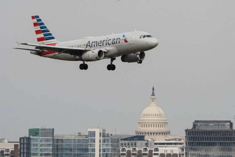 Avião da American Airlines passa pelo Capitólio dos EUA antes de pousar no Aeroporto Nacional Reagan em Arlington, Virgínia, EUA
24/01/2022
REUTERS/Joshua Roberts