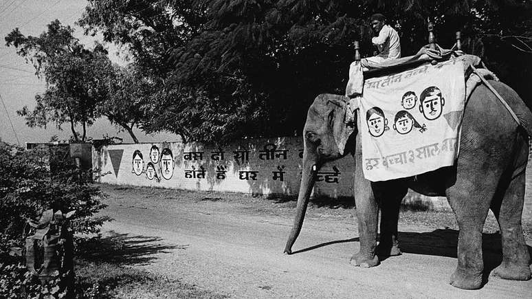 Um elefante com o símbolo do planejamento familiar em um vilarejo indiano na década de 1970