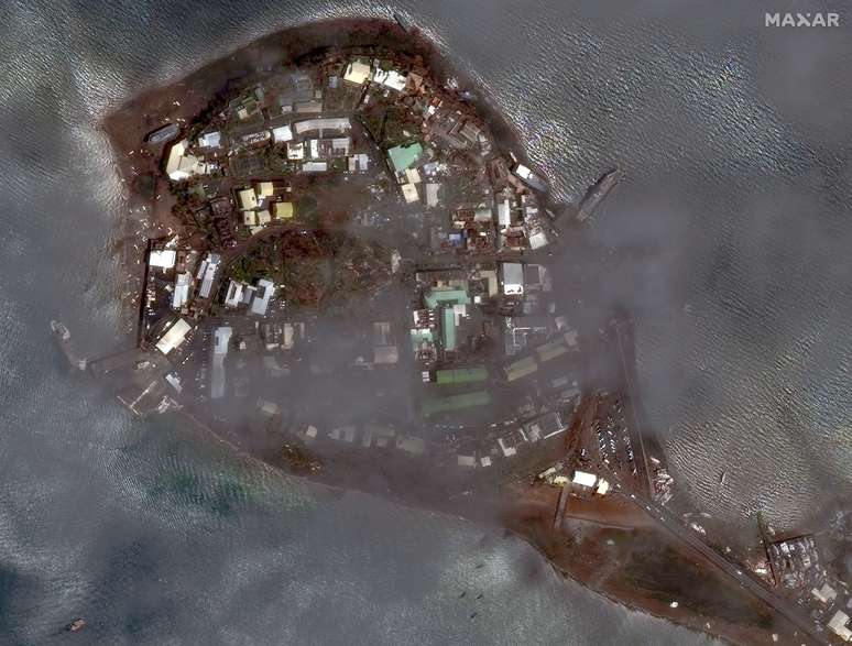 Uma imagem de satélite mostra o porto de Dzaoudzi depois que o ciclone Chido passou por Mayotte