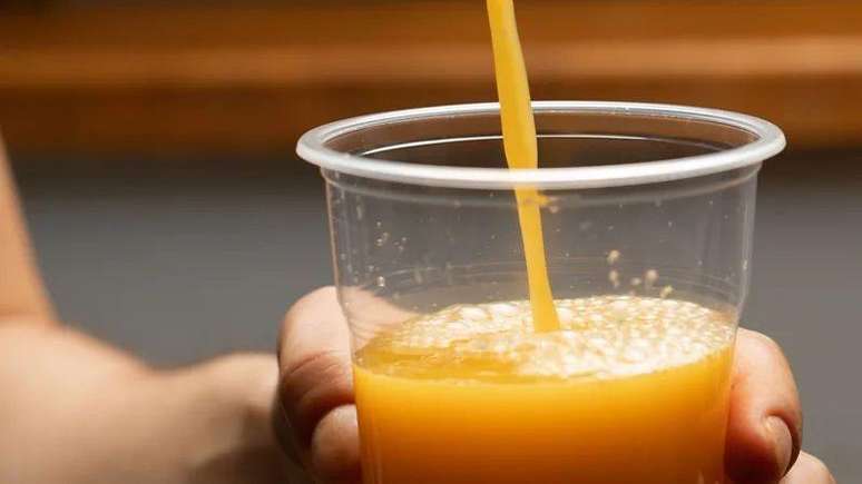 O suco de laranja provavelmente não fará diferença para prevenir ou aliviar os sintomas de resfriados