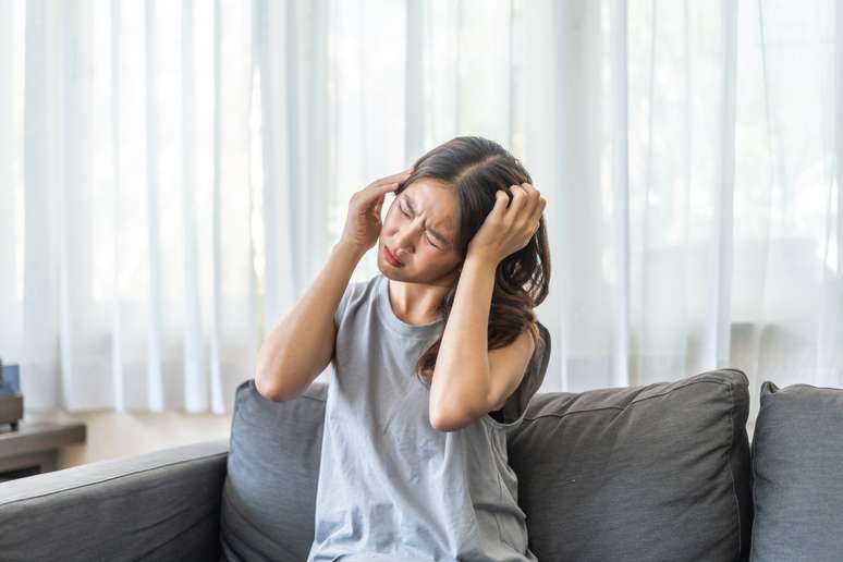 Neurologista explica que, ao tratar adequadamente a enxaqueca, os gatilhos perdem força e diminuem as chances de crise 