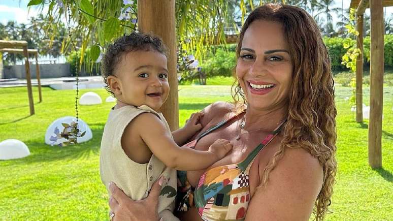 A atriz Viviane Araújo, seu filho, Joaquim, e seu marido, Guilherme Militão