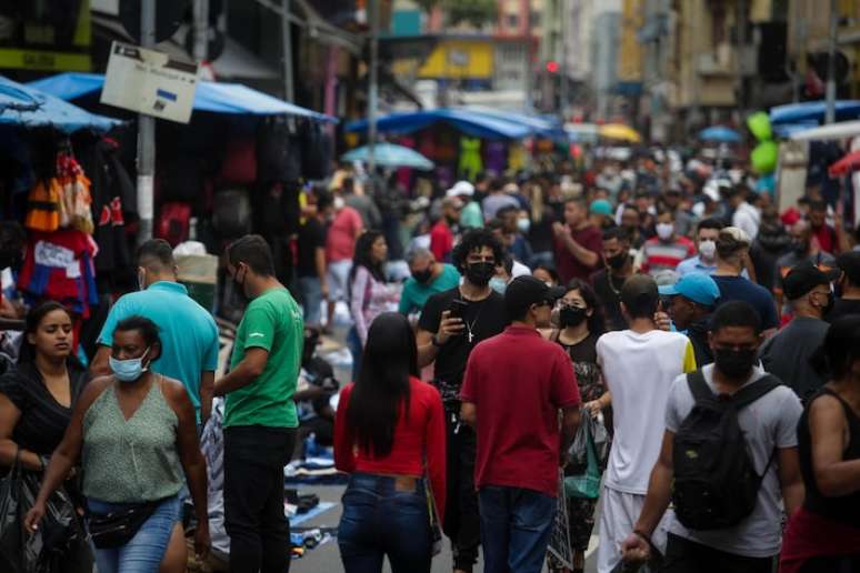 Movimentação na rua 25 de Março e Ladeira Porto Geral