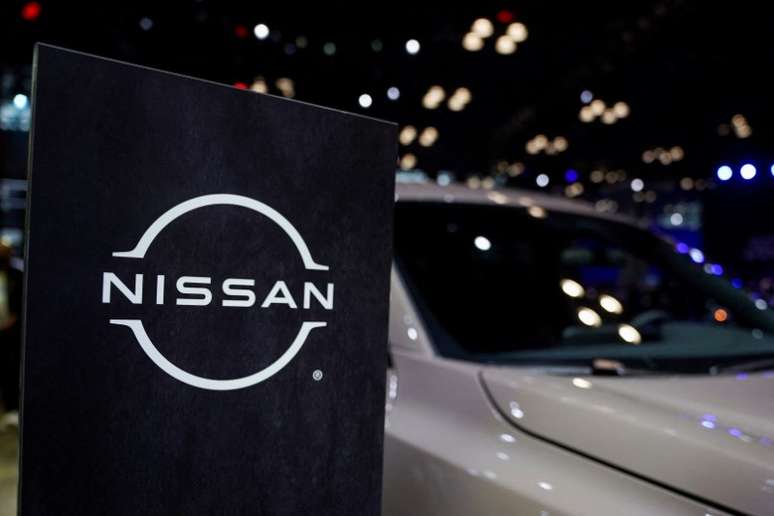 Logo da Nissan ao lado de um veículo no Show Internacional do Automóvel de Nova York 
05/04/2023
REUTERS/David 'Dee' Delgado