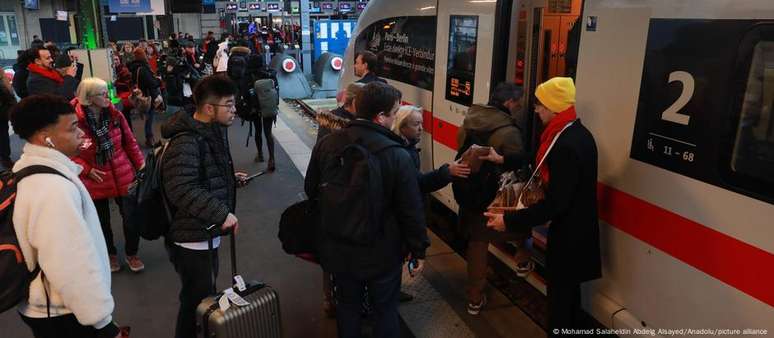 Passageiros embarcam em primeira viagem direta de trem de alta velocidade de Paris a Berlim 