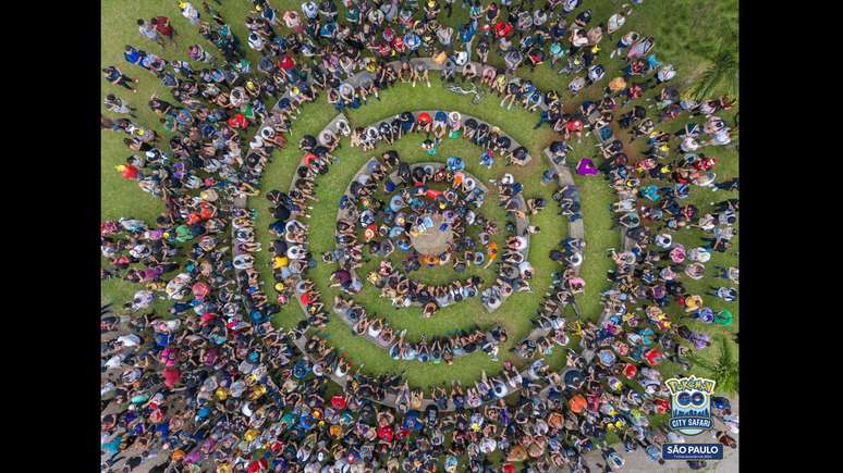 Grupos enfrentam Lapras Gigamax no Parque Ibirapuera
