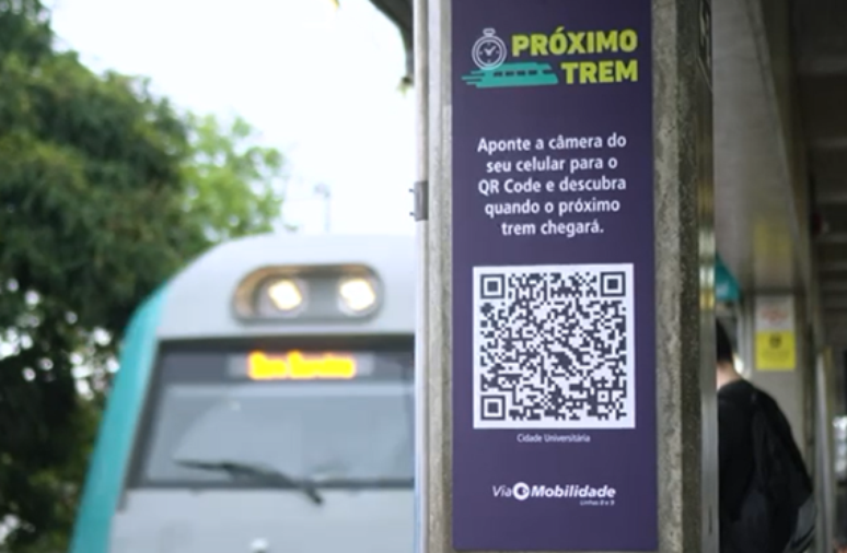  Através da leitura de QRCodes presentes em todas as plataformas de embarque