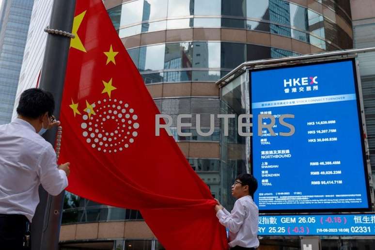 Telão com cotações acionárias em Hong Kong
18/08/2023. REUTERS/Tyrone Siu/File Photo