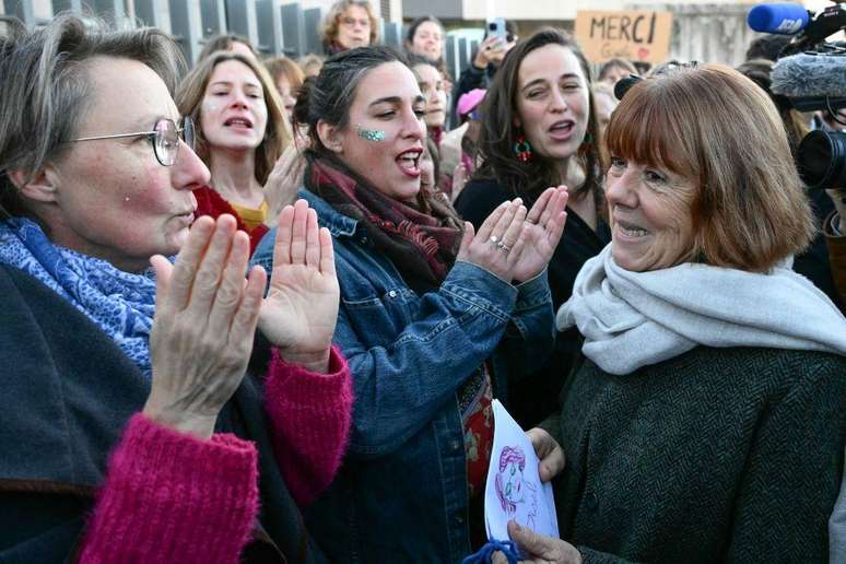 Pelicot é recebida por mulheres do lado de fora do tribunal de Avignon