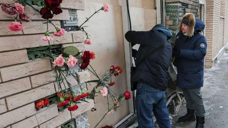 Flores foram colocadas perto de onde Kirillov e seu assistente foram mortos