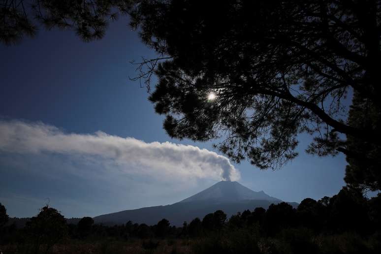 Uma coluna de vapor e cinzas emerge do vulcão Popocatepetl, visto de Santiago Xalitzintla, no estado de Puebla, México