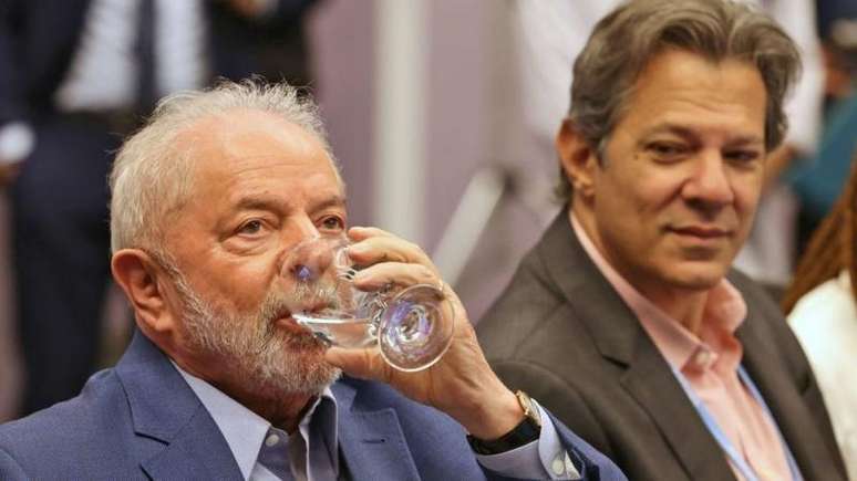 O presidente Lula e o ministro Fernando Haddad; governo anunciou que seu pacote de ajuste fiscal traria economia de R$ 327 bi