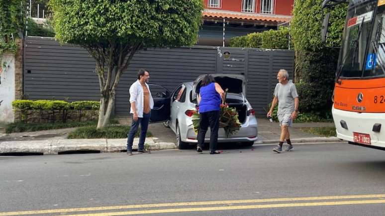 Mulher é detida pos ofensas racistas a agente da PF na frente da casa de Lula