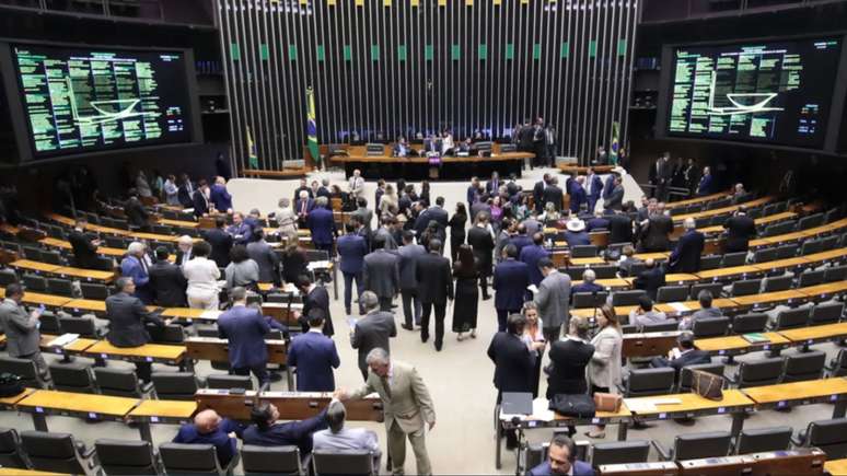 Proposta altera regras do arcabouço fiscal e permite o bloqueio de emendas parlamentares