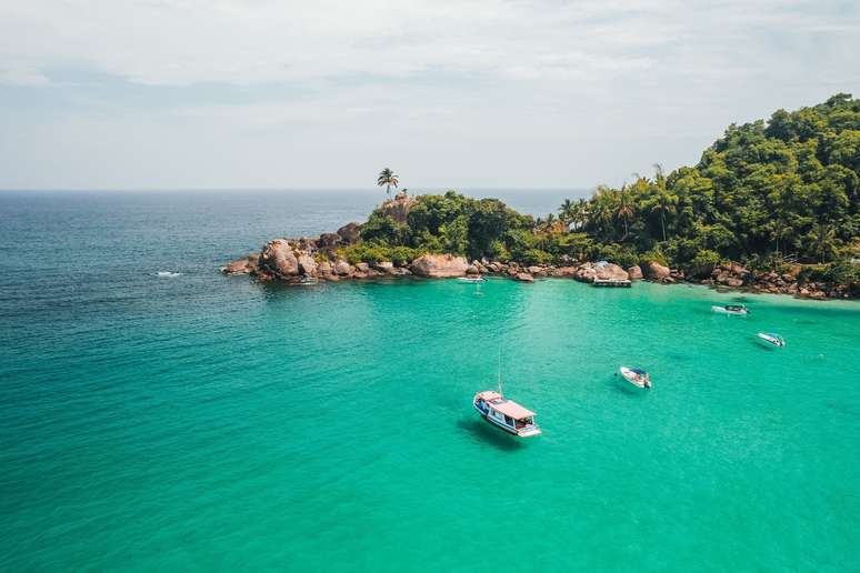 A Praia do Aventureiro tem ótimas ondas para surfistas e trilhas a serem aproveitadas 