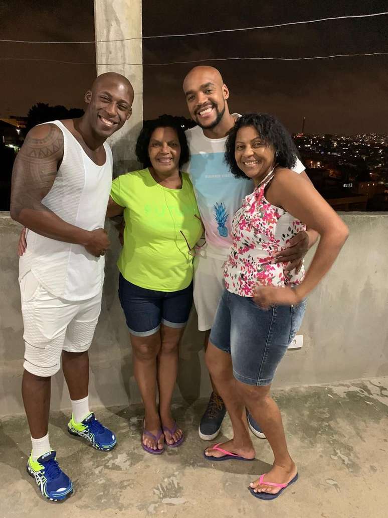 Na casa da família em Taboão da Serra (SP). Da esquerda para direita, o irmão Anderson, a mãe Nalva, Leandro e a madrinha Railda.