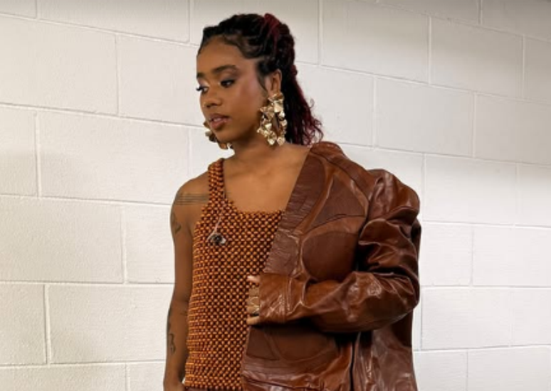 Singer Melly is “betrayed by her look” during a performance at the WME Awards: “Her pants also fell off”