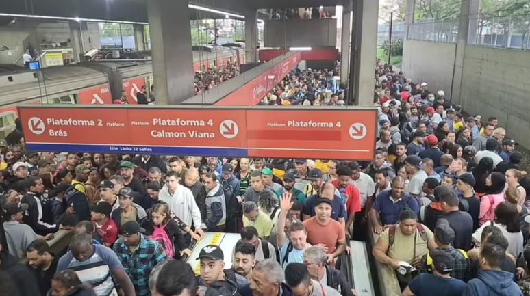 Estação Brás da CPTM completamente lotada na manhã desta quarta-feira, 18, na zona leste de São Paulo