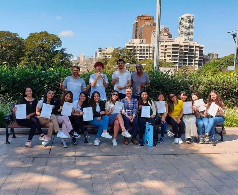 Formandos do curso de inglês na Austrália. Leandro Oliveira é o único preto da foto. Está em pé, à direita.