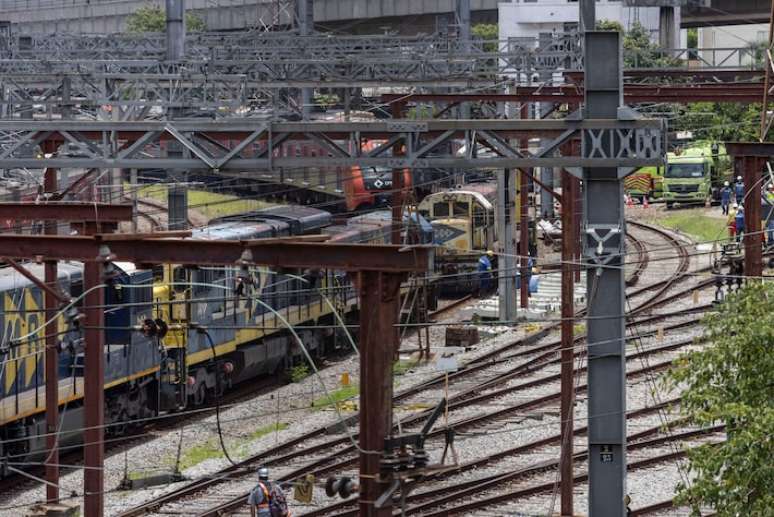 Equipes de manutenção trabalhando para restabelecer o fluxo de trens após um trem de carga descarrilhar nas proximidades da Estação Brás da CPTM na quarta-feira, 18.