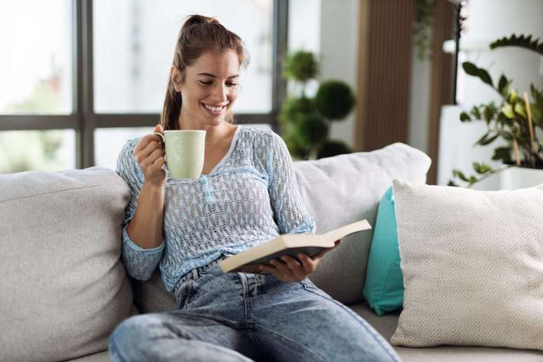 Estar em casa, um ambiente familiar e seguro, pode permitir ao cérebro entrar em estado de relaxamento profundo 