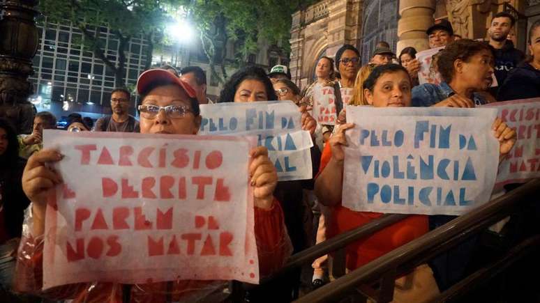 Mães de pessoas mortas pela PM paulista fazem protesto contra violência policial no centro da capital paulista