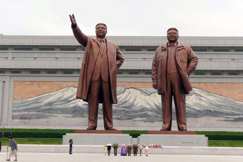 Monumentos de Kim Il-Sung (à esquerda) e Kim Jong-Il (à direita) em Pyongyang